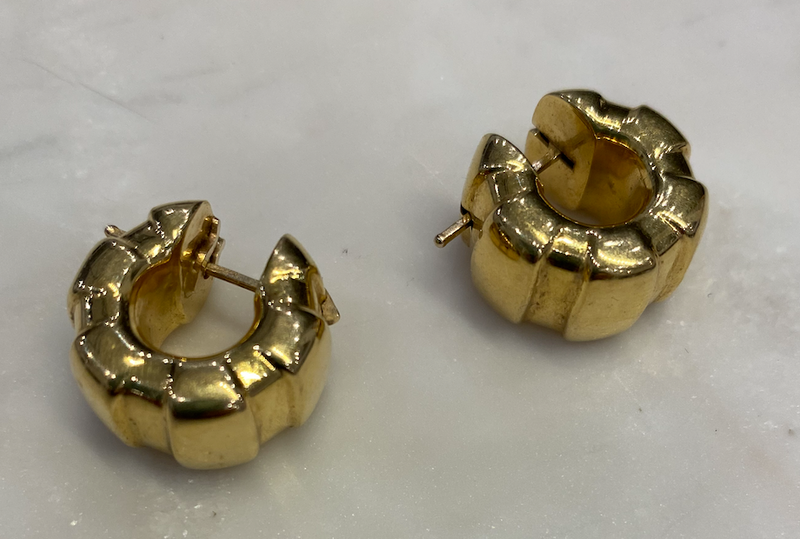 Gold earings.